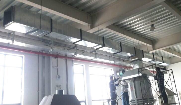 五星級酒店的防火與防排煙系統 上次簡單介紹了山東金光集團通過公平競標方式獲得通州區五星級酒店的整體中央空調從通風，制冷，防排煙等工程的安裝施工，那么今天說一下酒店的防火與防排煙系統。當然離不開消防排煙風機和防排煙防火閥設備的。 通風空調系統原則上按使用功能及防火分區劃分為若干系統，風管穿越防火分區及變形縫等處設電動排煙